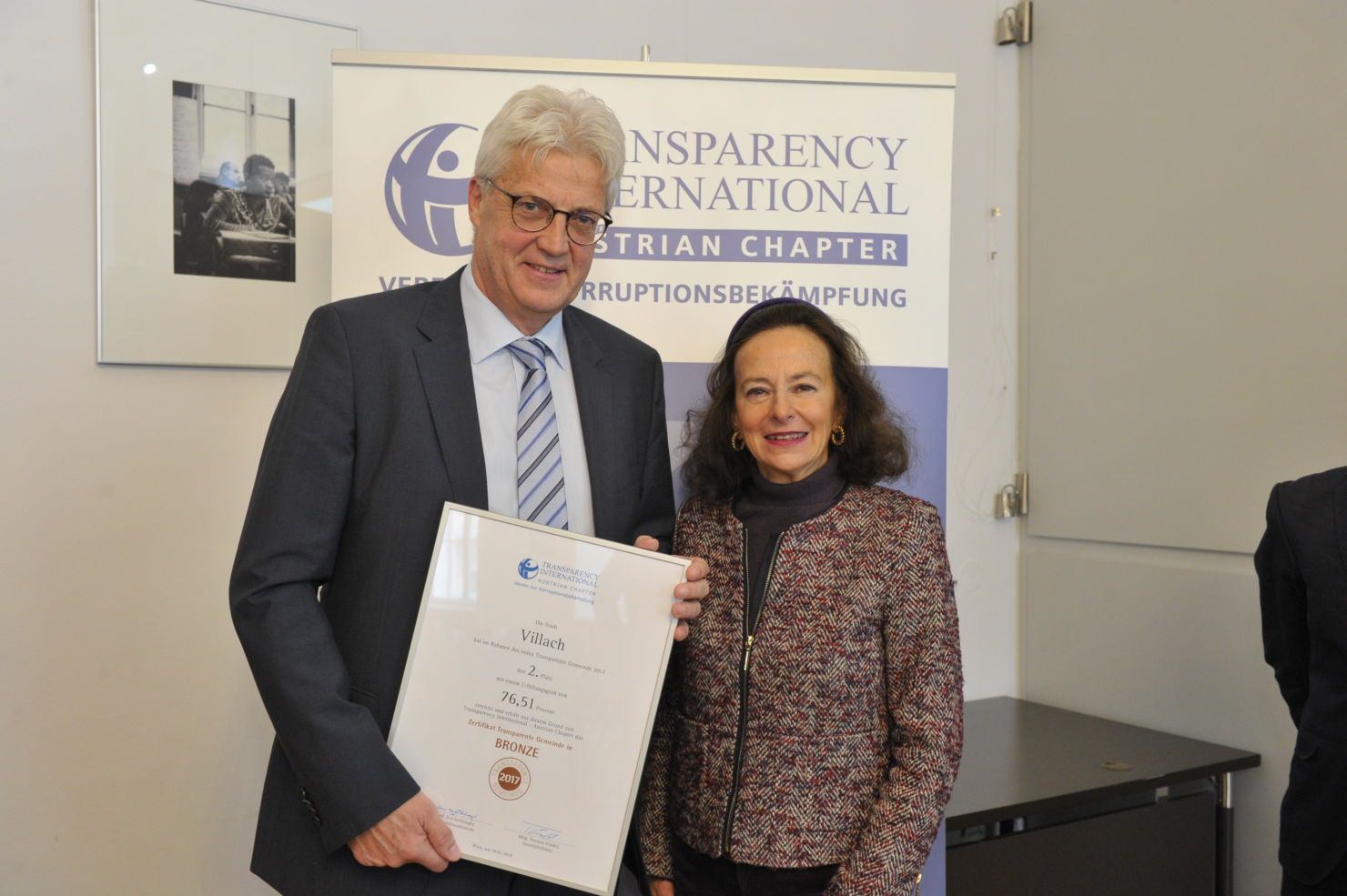 Villachs Magistratsdirektor Dr. Hans Mainhart nahm die Auszeichnung von Transparency International heute von IT-Vorsitzender Prof. Eva Geiblinger entgegen