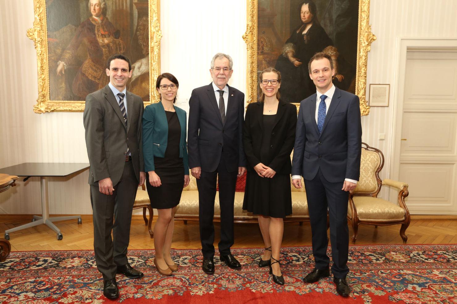 Der Bundespräsident mit den Promovendlnnen, v.I.: Alexander Razen, Andrea Ganthaler, Anna Posod und Markus Pirklbauer.