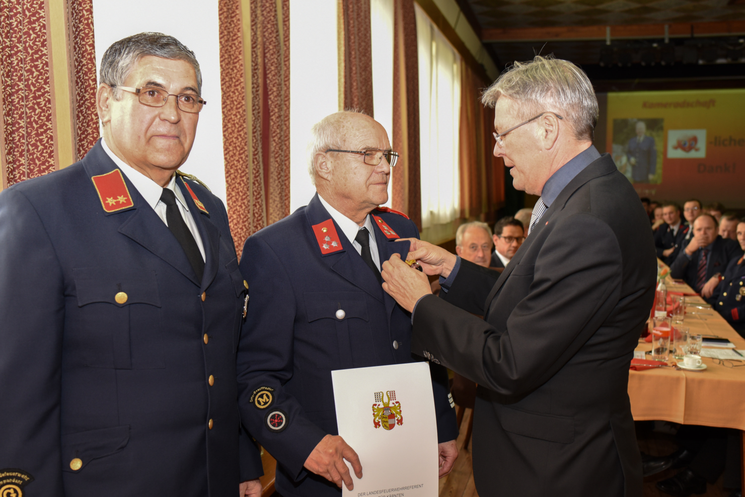 LH Peter Kaiser und Kommandant Gottfried Smolej ehren einen Kameraden für 40 Jahre Dienst bei der FF Poggerdorf