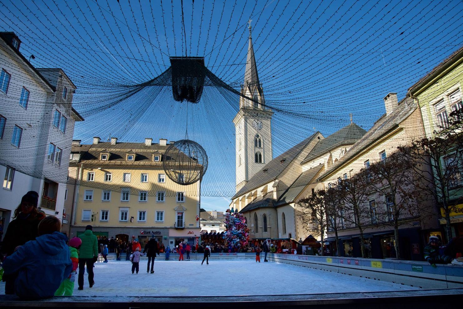 Eislaufzauber auf dem Villacher Rathausplatz