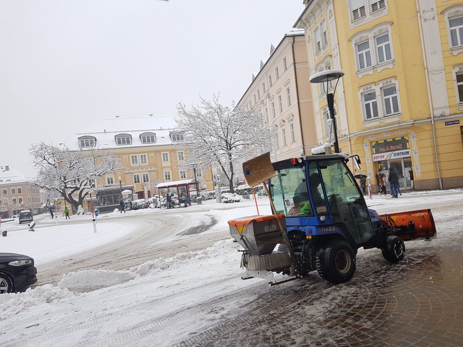 Die Magistratsmitarbeiter sind heute sowohl mit großen Einsatzfahrzeugen auf den Straßen unterwegs, als auch mit kleineren Fahrzeugen auf Klagenfurts Plätzen.