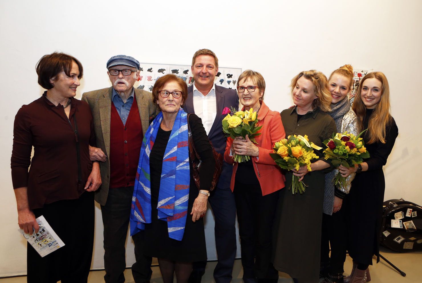 Künstler Hans Staudacher im Kreise seiner Familie gemeinsam mit Bürgermeister Günther Albel und Edith Eva Kapeller Leiterin der städtischen Galerie Freihausgasse. 