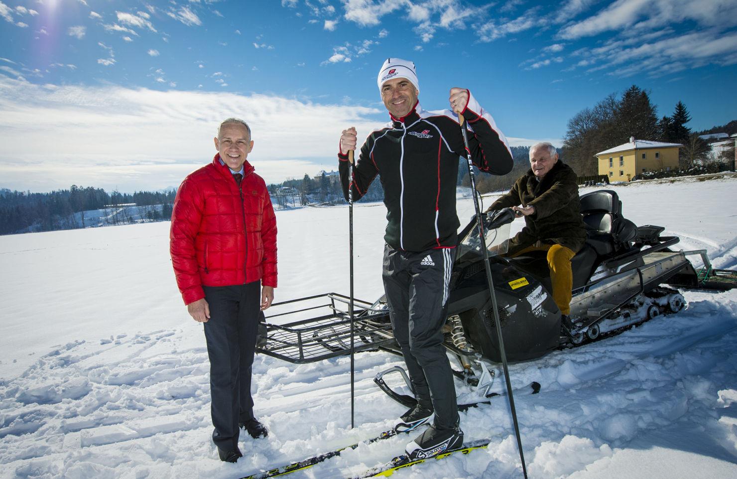 Sportreferent Vizebürgermeister Jürgen Pfeiler, Mario Polak (Sportamt) und Karlheinz Wultsch schauten bei der Langlaufloipe in Wölfnitz vorbei.