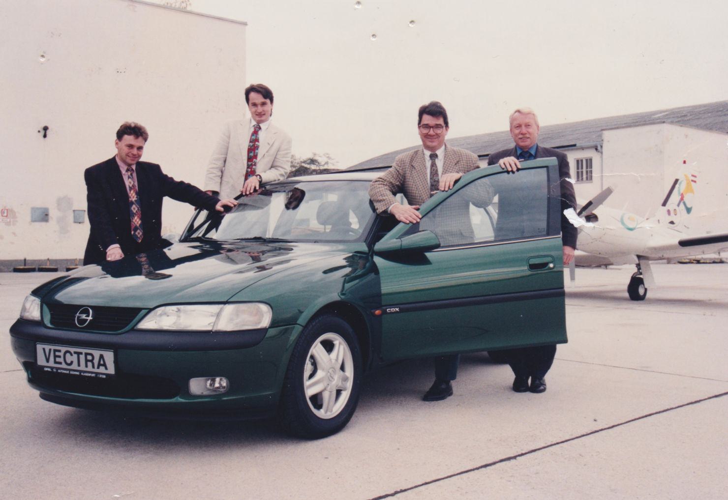 Gernold Opetniks (2. von links) Anfänge bei Eisner Auto. Erinnert ihr euch noch an Modelle wie den Kadett, Vectra oder Ascona :-)