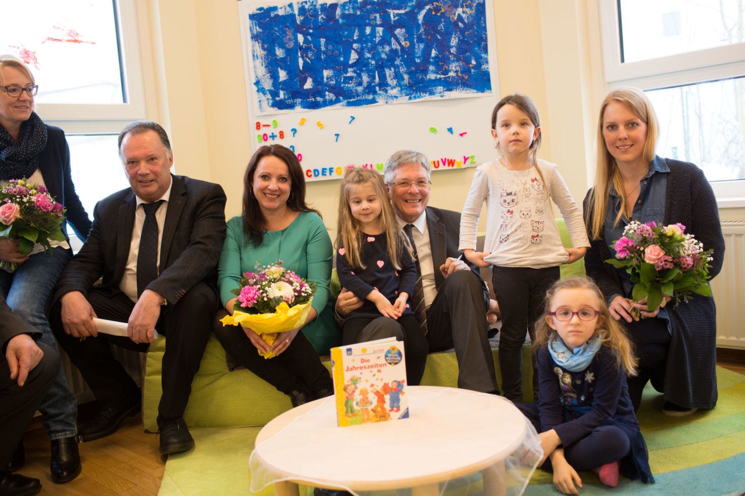 Bgm Franz Felsberger, Claudia Untermoser, LH Peter Kaiser und Sabrina Pluch bei der Eröffnung des Kindergartens Ebenthal.