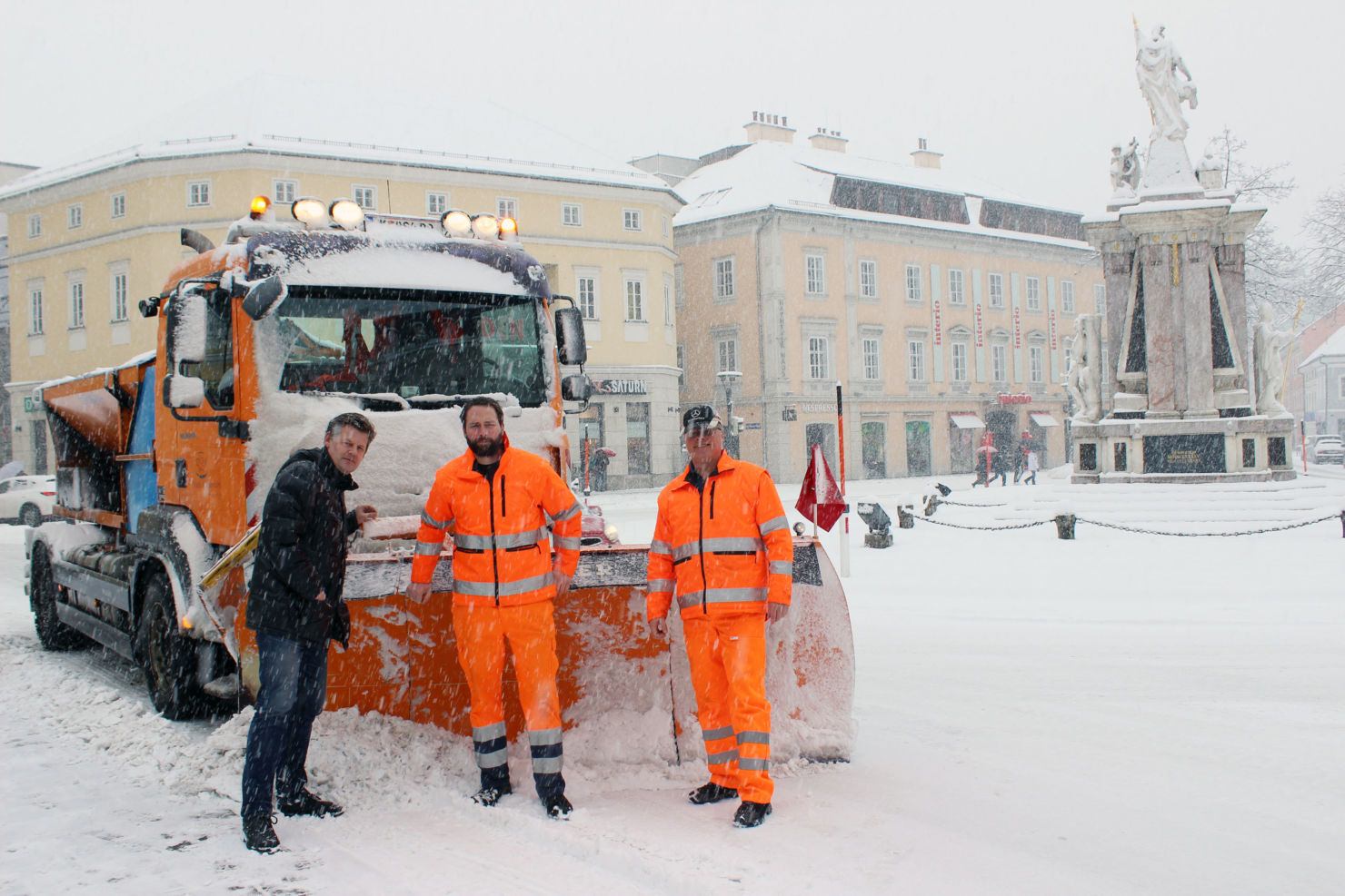 Straßenbaureferent Vizebürgermeister Christian Scheider bedankt sich bei den Mitarbeitern vom Winterdienst für die seit den Morgenstunden andauernde Schneeräumung auf Klagenfurts Straßen.