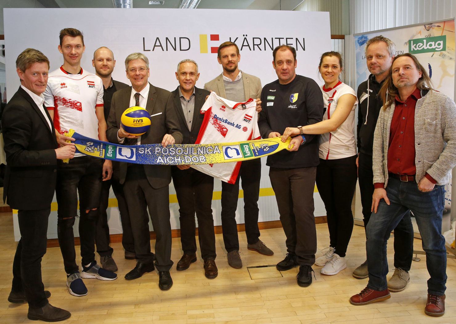 LH Peter Kaiser und Sportdirektor Arno Arthofer präsentieren mit Sportlern und Funktionären die Volleyball-Veranstaltungen 2018