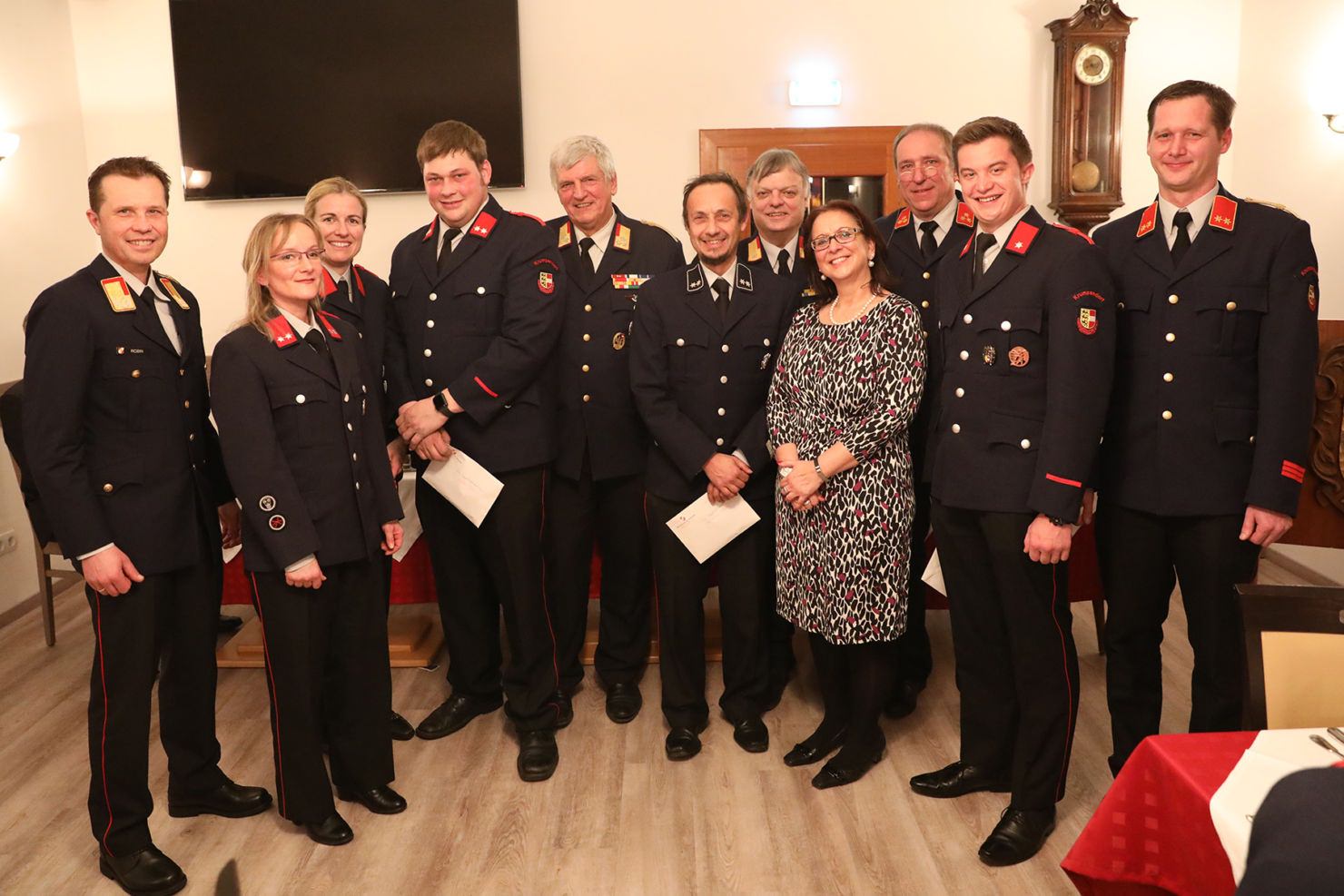 Einige Mitglieder der FF Krumpendorf wurden befördert und für ihre langjährige Mitarbeit bei der Feuerwehr geehrt.