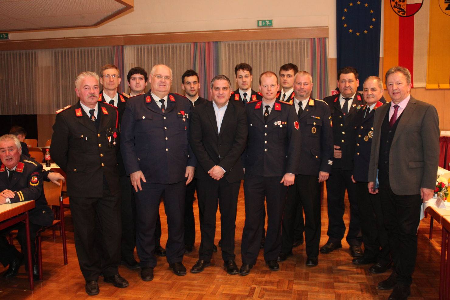 Feuerwehrkameraden aus Italien, Slowenien und Kärnten gemeinsam mit den Bürgermeistern Erich Kessler von Arnoldstein und Renzo Zanette aus Tarvis (ITA)