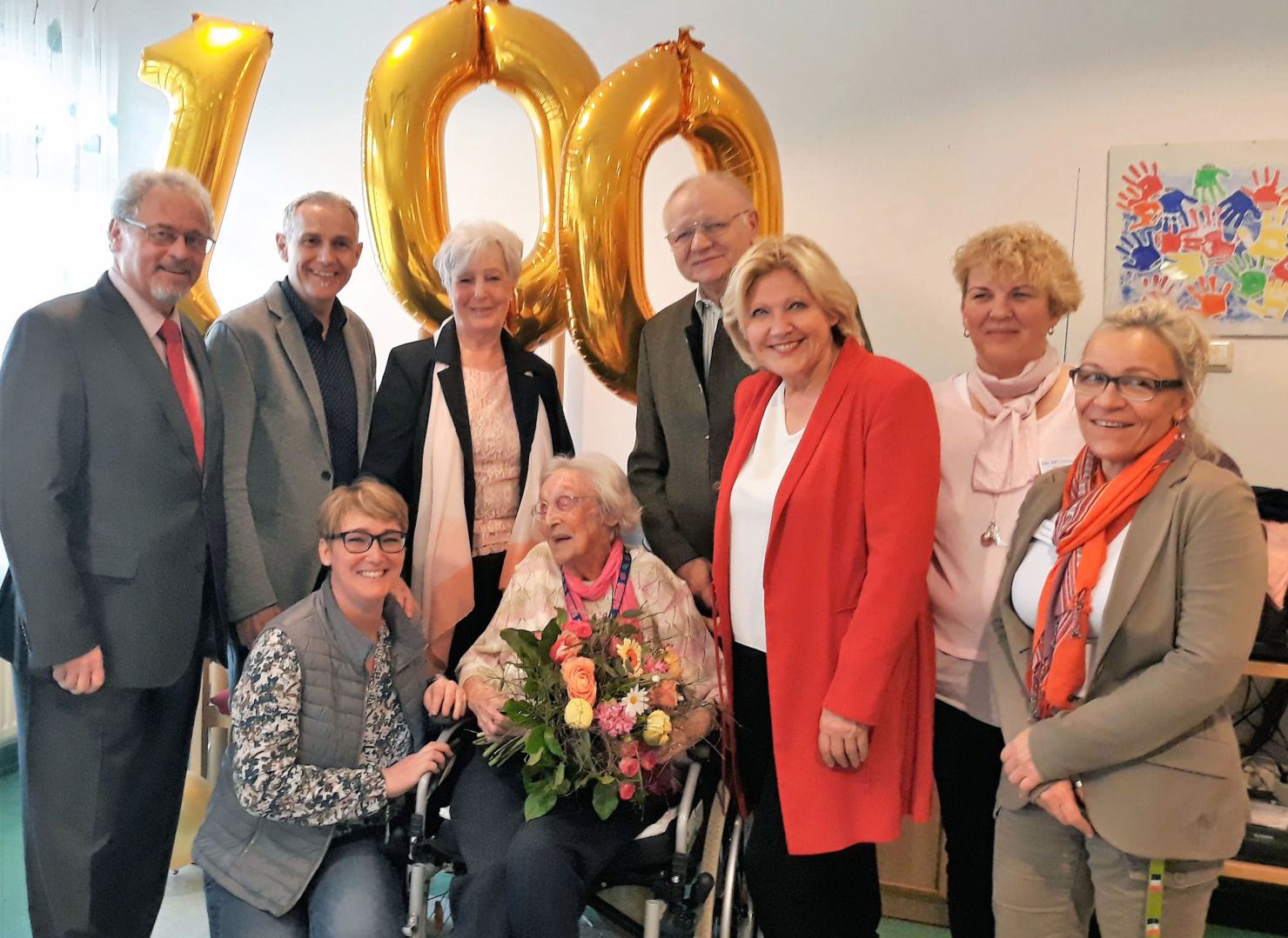 Viele Gratulanten stellten sich bei Herta Kömetter zu ihrem 100.
Geburtstag im Hülgerthpark ein.
