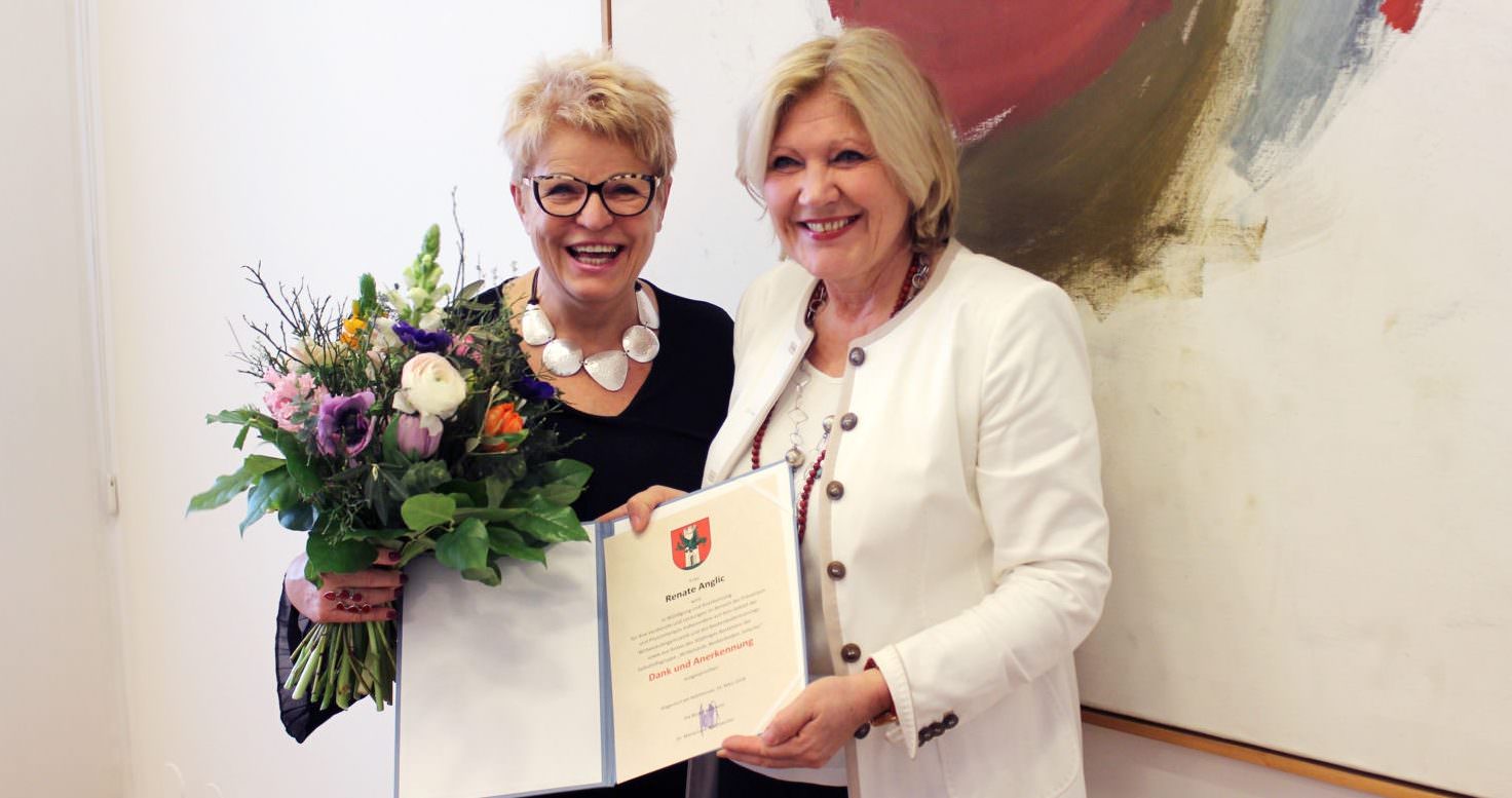 Bürgermeisterin Dr. Maria-Luise Mathiaschitz verlieh Renate Anglic im Stadtsenatssaal des Rathauses die Dank und Anerkennungsurkunde.
