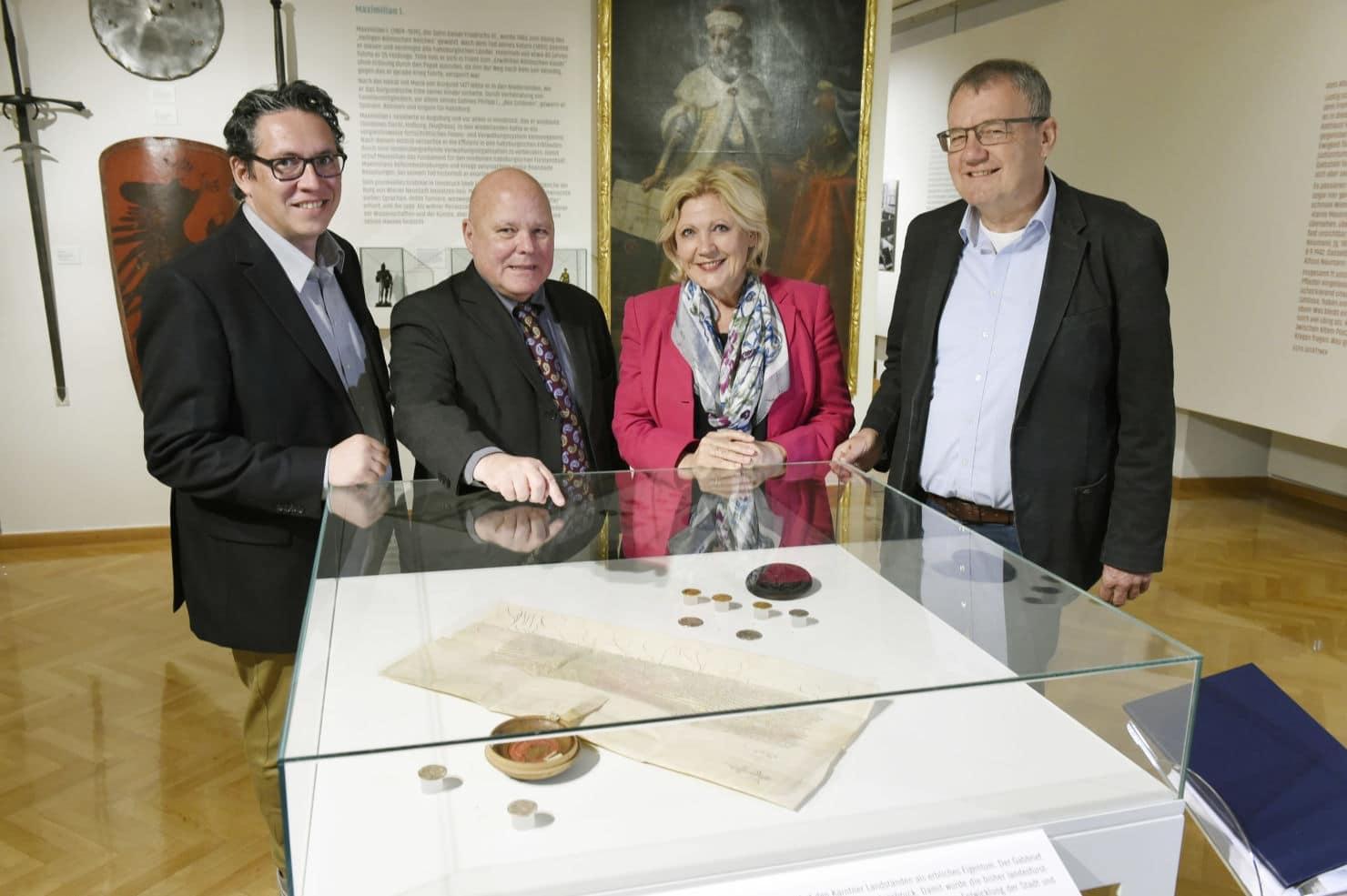 Bürgermeisterin Maria-Luise Mathiaschitz mit dem Gabbrief der
Stadt und dem Kuratorenteam Martin Stermitz, Igor Pucker und 
Johannes Grabmayer.