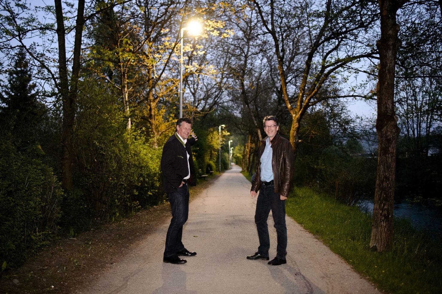 Straßenbaureferent Vbgm. Christian Scheider und Gottfried Mirnig (Abt. Straßenbau und Verkehr) besichtigen die neue Radwegbeleuchtung im Schilfweg.
