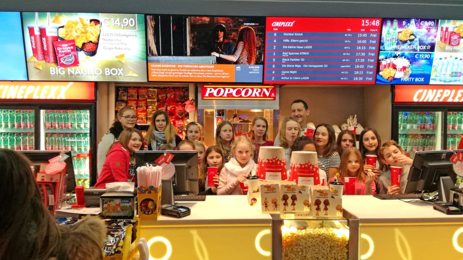 Die Mädchen und Buben der „Forschergruppe Kinderglück“ durften im
Cineplexx Villach selbst Popcorn machen