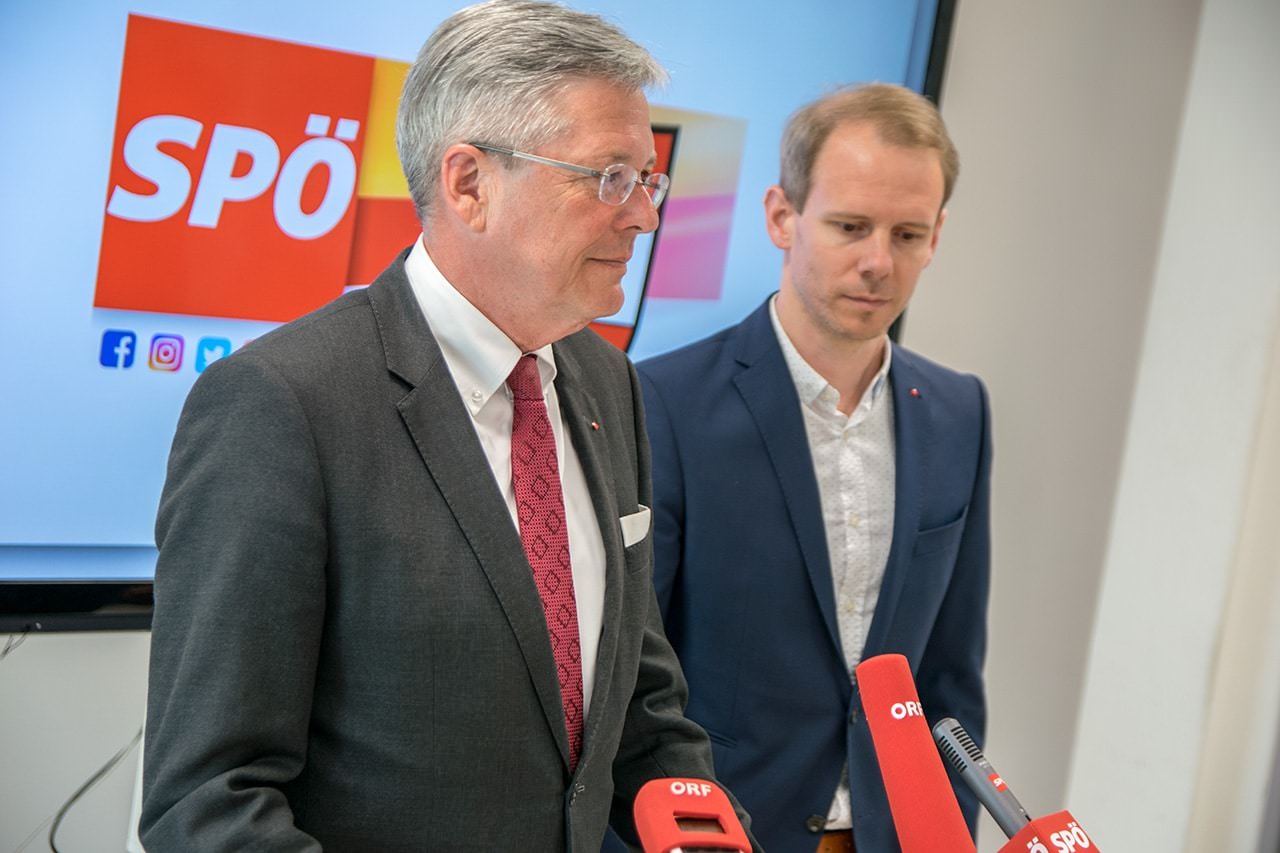 Landeshauptmann Peter Kaiser und SPÖ Kärnten Landesgeschäftsführer Andreas Sucher (am Bild bei einer Pressekonferenz vor der Covid-19-Pandemie).