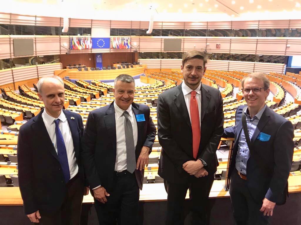DI(FH) A. Sucher (re.) mit anderen Referenten im EU-Parlament. 