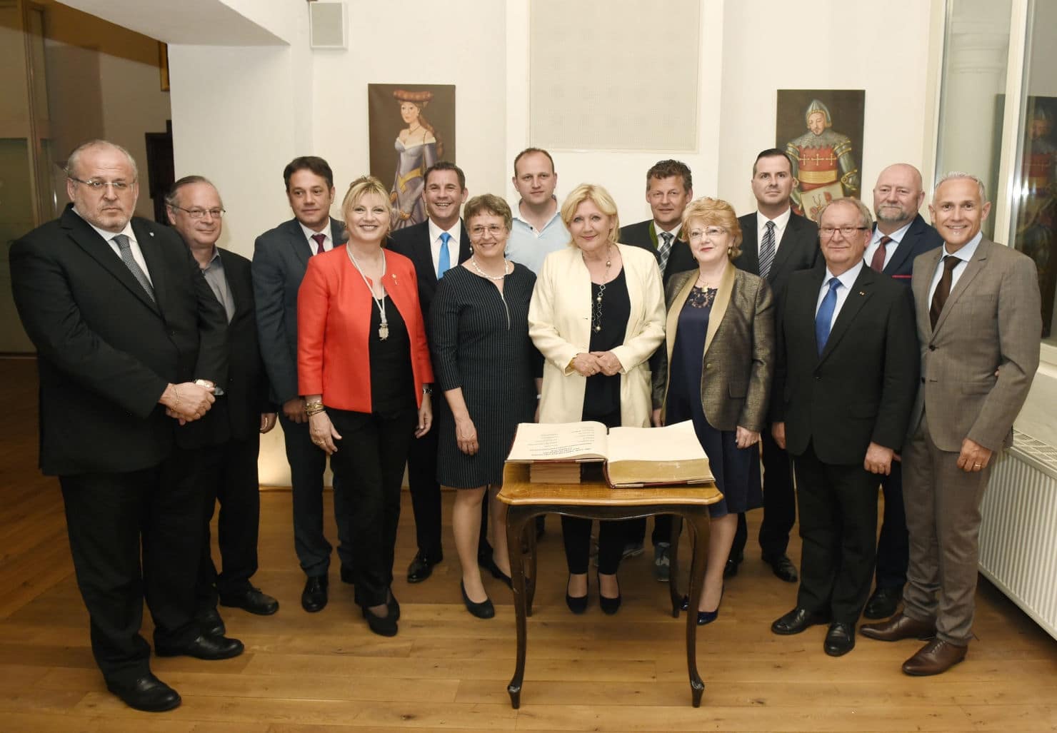 Die Delegationen aus den Partnerstädten trugen sich in das Goldene Buch<br />der Stadt Klagenfurt ein.