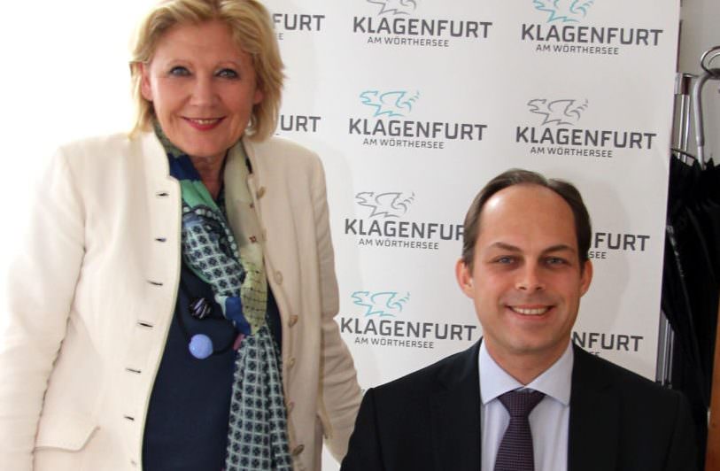 Bürgermeisterin Maria-Luise Mathiaschitz mit dem Generalkonsul Berkan Pacarzi bei der Eintragung ins Goldene Buch der Stadt Klagenfurt.