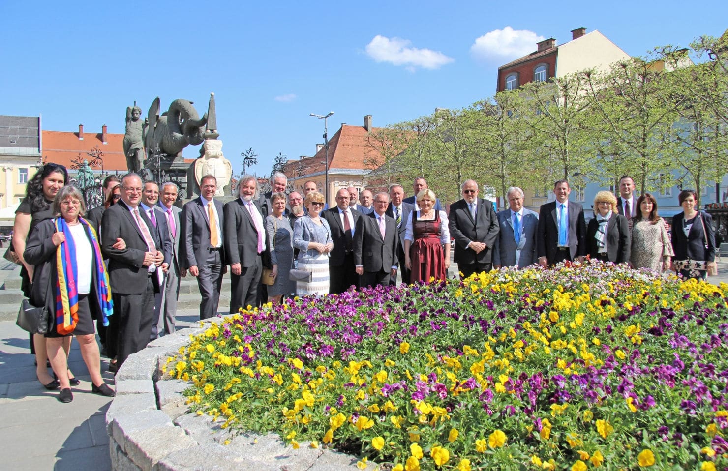 Bürgermeisterin Dr. Maria-Luise Mathiaschitz mit den Delegationsteilnehmer aus den Partnerstädten vor dem Blumenrondeau auf dem Neuen Platz