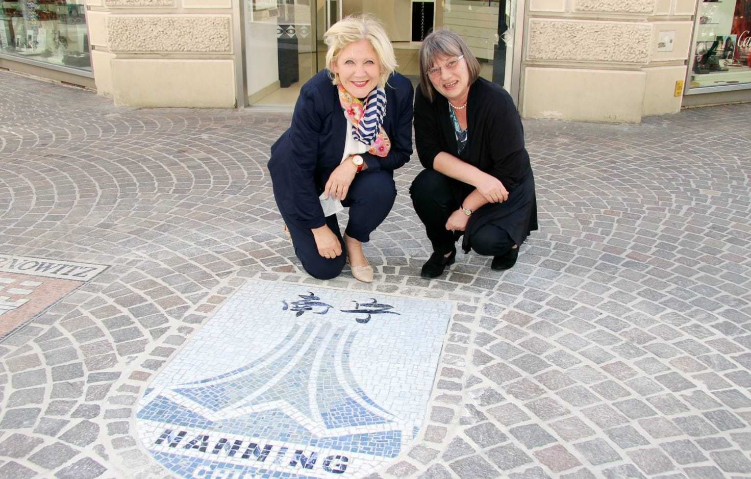 Bürgermeisterin Maria-Luise Mathiaschitz und Eva Janica, Leiterin der Abteilung Protokoll, beim neuen Wappen von Nanning.