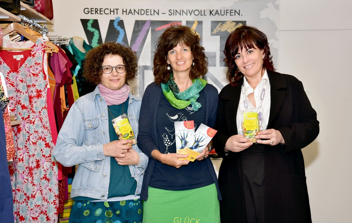 Vizebürgermeisterin Dr.in Petra Oberrauner mit Weltladen-Leiterin Petra Maurer und Mitarbeiterin Sandra Edtmair.