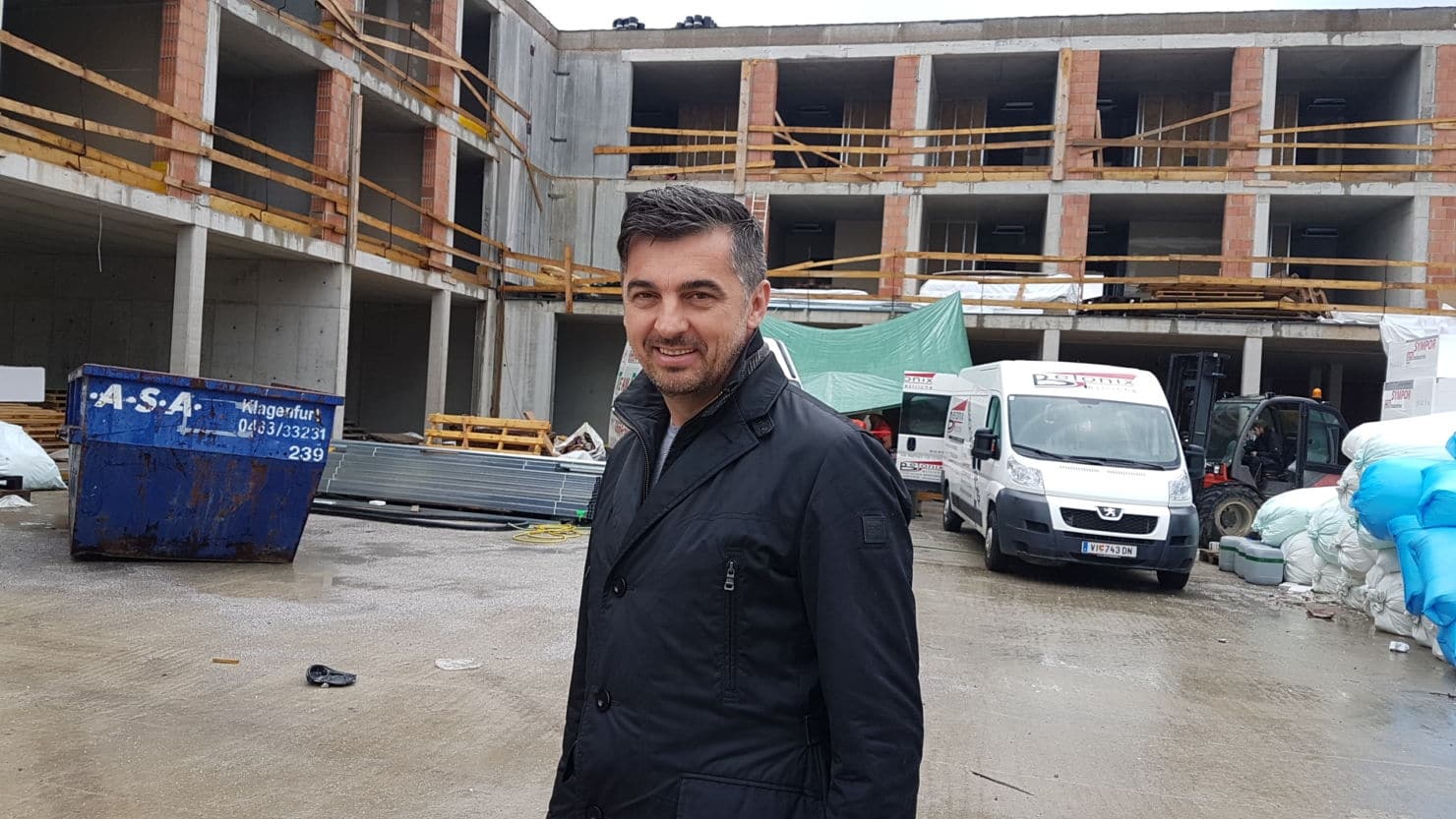 Aleksic „Miki“ Milojica vor seinem neuen Hotel