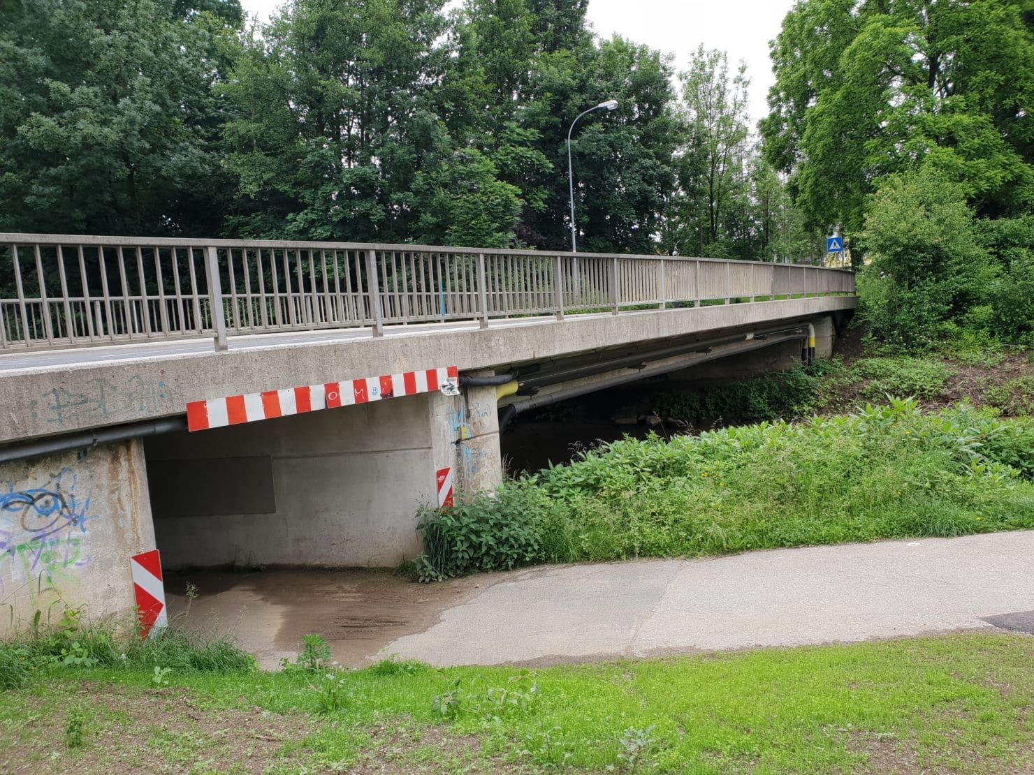 Da die Brücke nur saniert und nicht komplett erneuert wird, muss sie nicht komplett gesperrt werden.