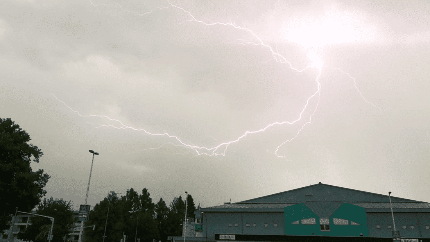 Die Leserin drückte genau zum richtigen Zeitpunkt den Auslöser ihrer Kamera und schoss dieses tolle Blitz-Foto.