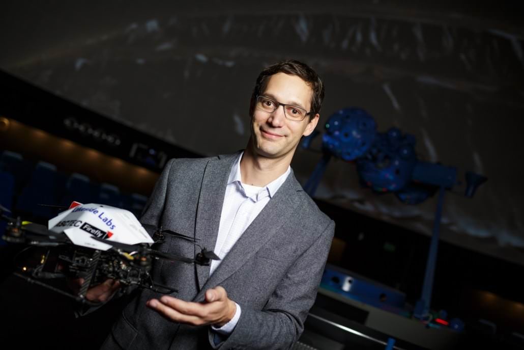Stephan Weiss mit Drohne