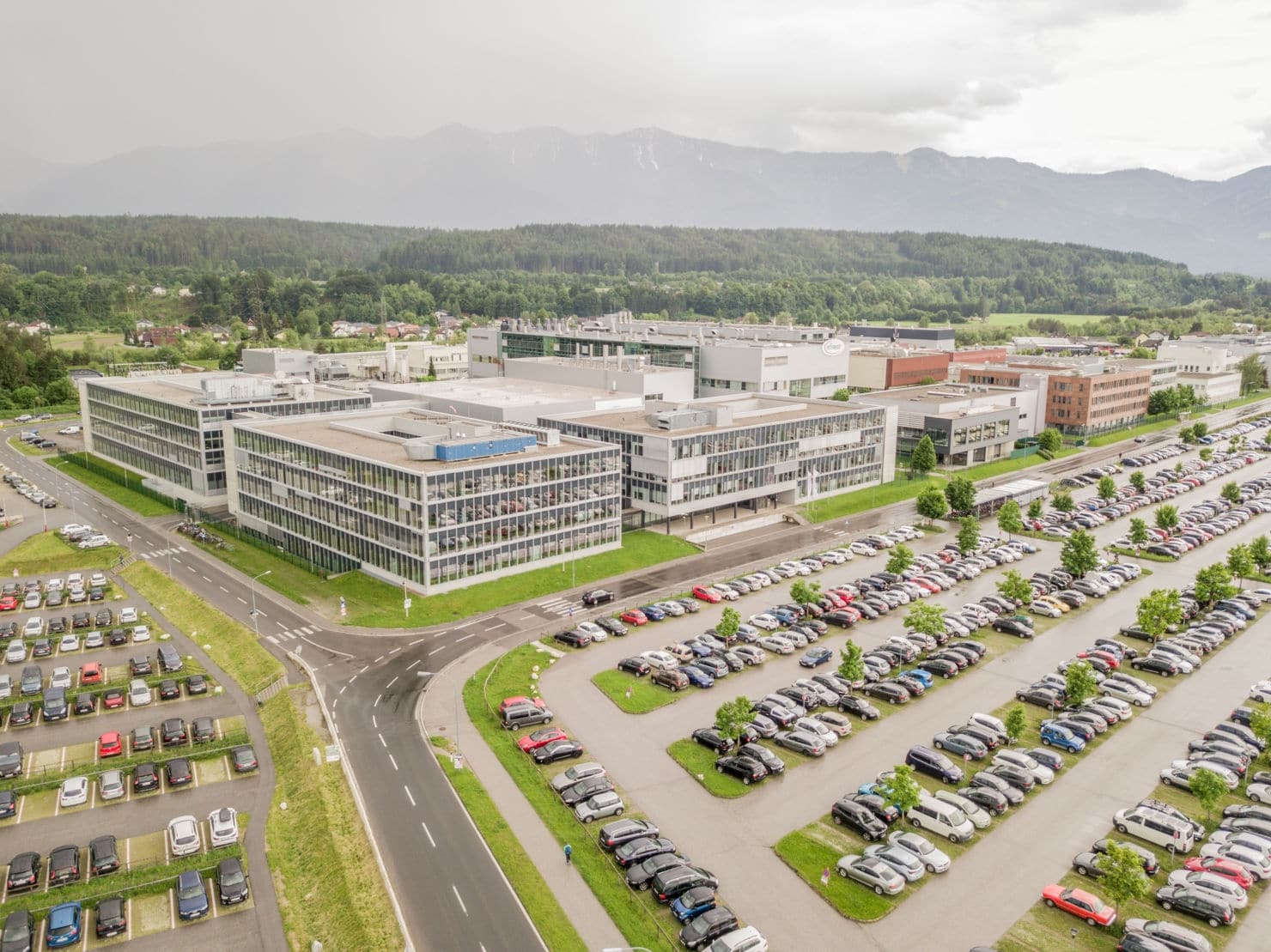 Mit der neu geplanten Chipfabrik und dem bereits vor einer Woche angekündigten Forschungszentrum werden insgesamt rund 750 neue Arbeitsplätze am Standort Villach geschaffen.