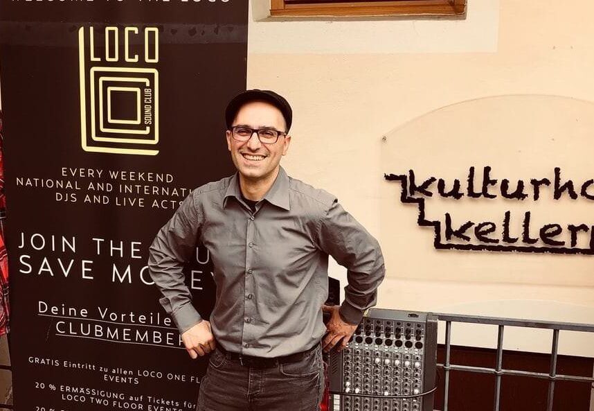 Der LOCO Sound Club-Chefs Ali Rafati vor den Toren des Clubs im Kulturhof:keller Villach.
