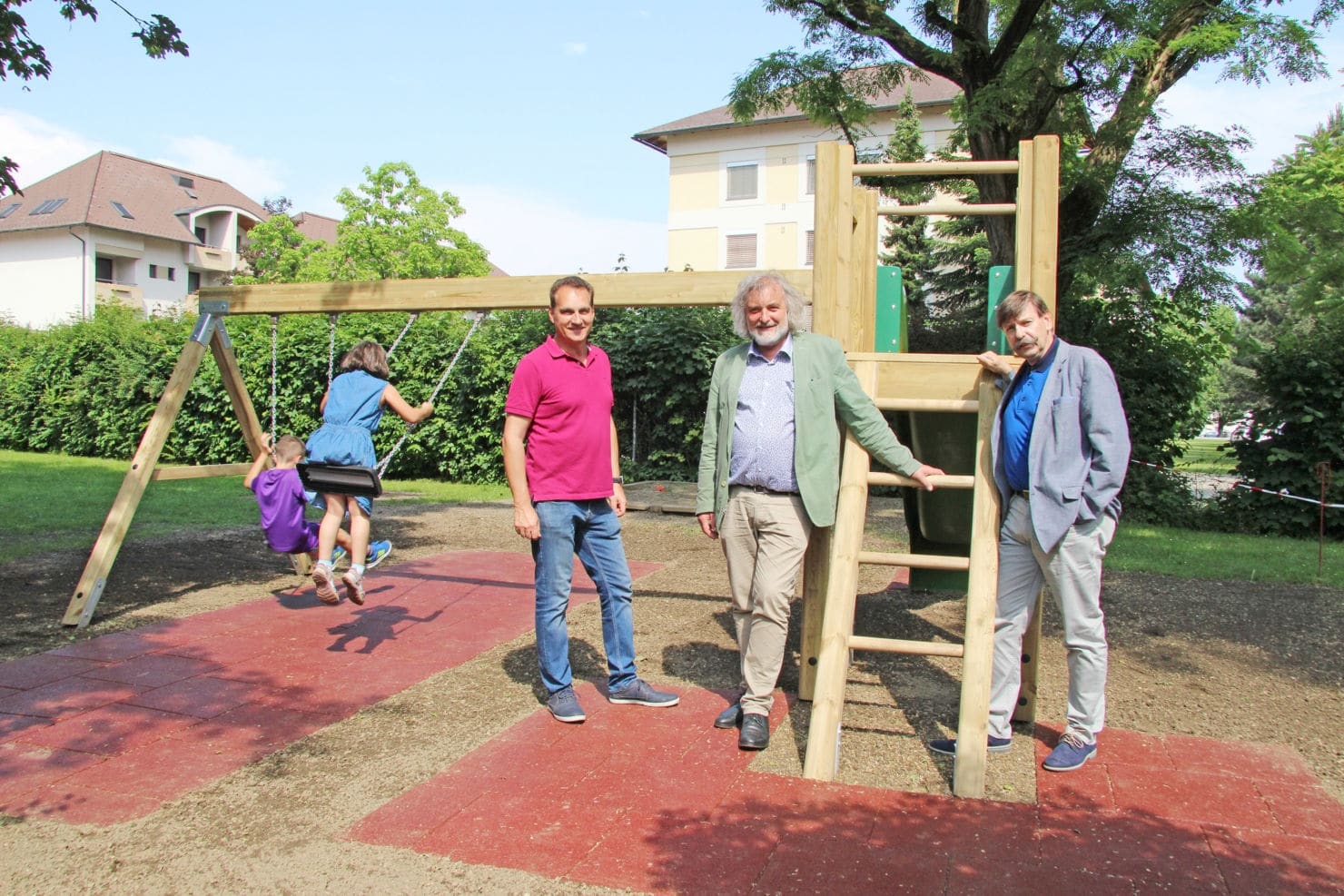 Die Kinder freuten sich mit Stadtrat Frank Frey, Mag. Reinfried Oblasser (IVK) und Gerhard Wiester (IVK) über die neue Spielanlage.