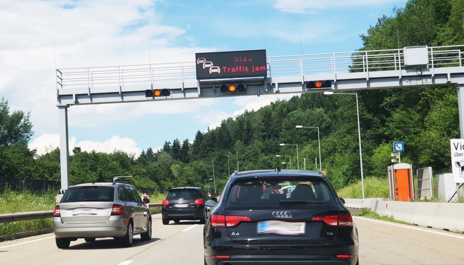 Momentan kommt es auf der A2 Südautobahn von Klagenfurt nach Graz immer wieder zu Staus.