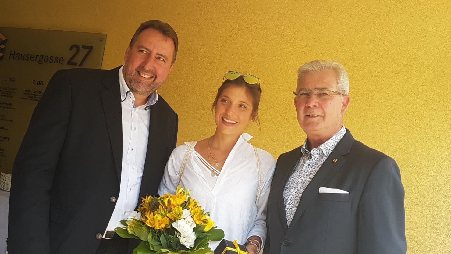 Erwin Baumann (l.) und Harald Sobe gratulierten Lisa Perterer auf der Überraschungsparty zu ihren Erfolgen