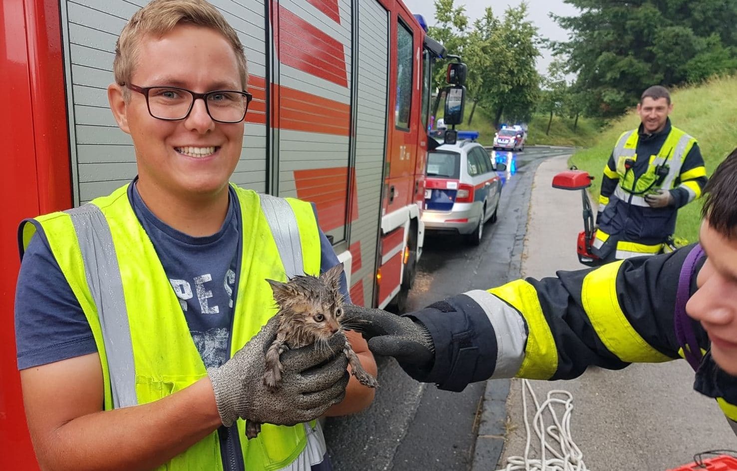 Feuerwehrmann Sandro Gollob mit Kätzchen