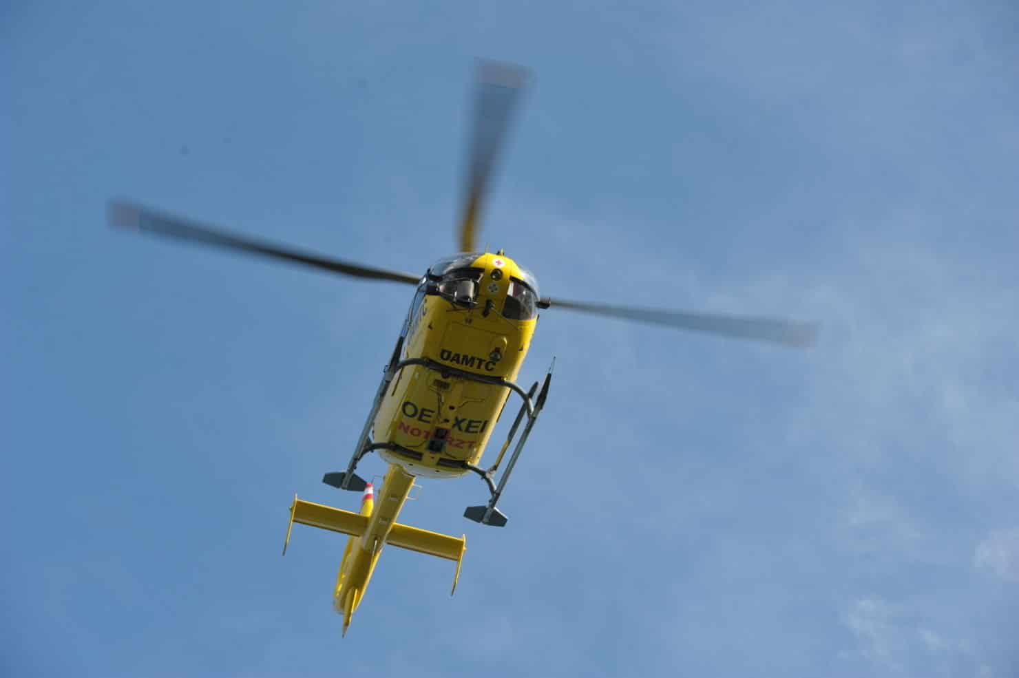 Nach der Erstversorgung durch den Notarzt wurde der 23-Jährige mit dem Rettungshubschrauber C11 in die Universitätsklinik Graz geflogen.
