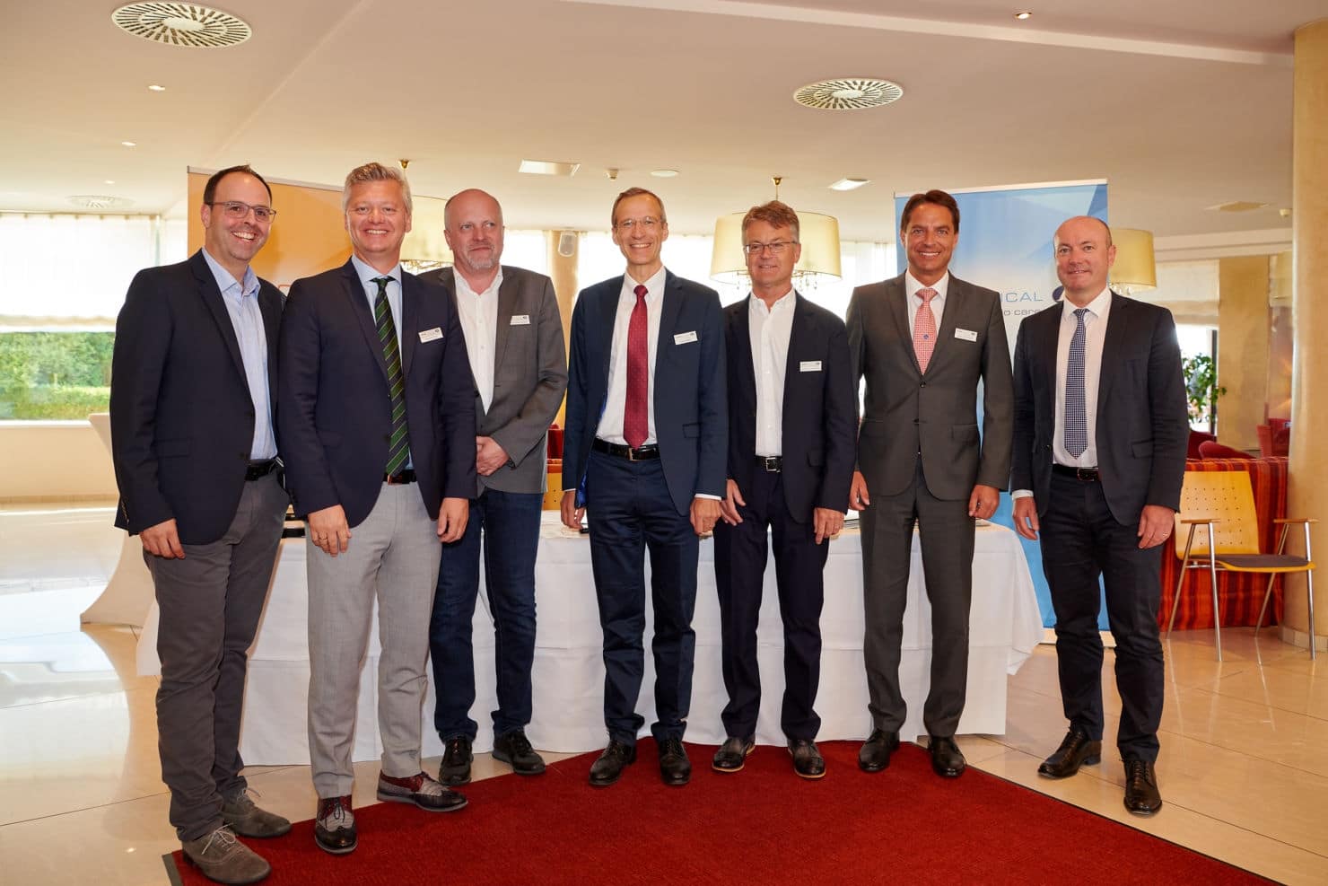 von rechts nach links: KABEG-Vorstand Dr. Arnold Gabriel, Prim. Univ.-Prof. Dr. Reinhard Mittermair und chirurgische Experten.