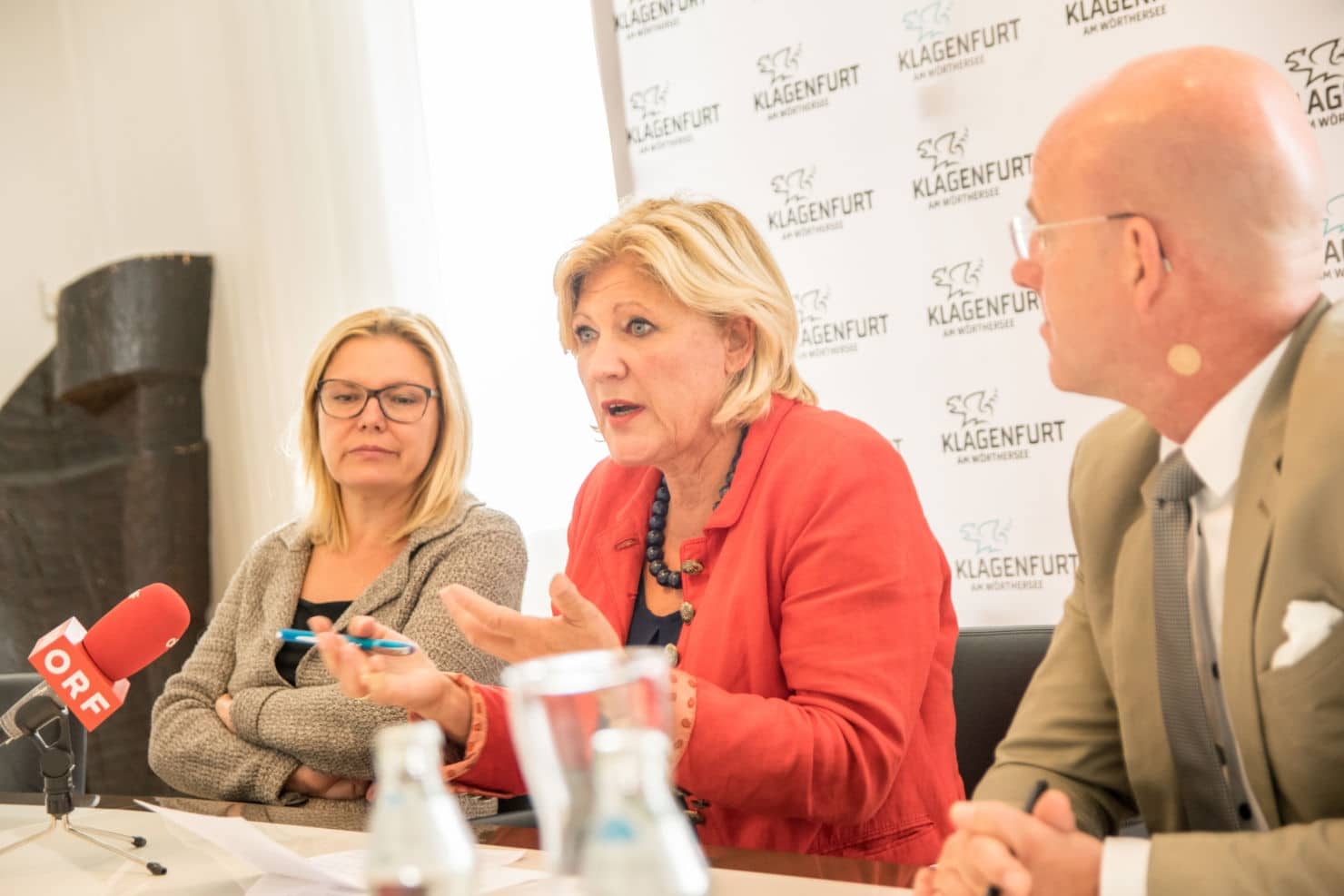 Expertin Dr. Kathrin Stainer-Hämmerle (links), bei einer Pressekonferenz zum Thema Hallenbad im Juni.