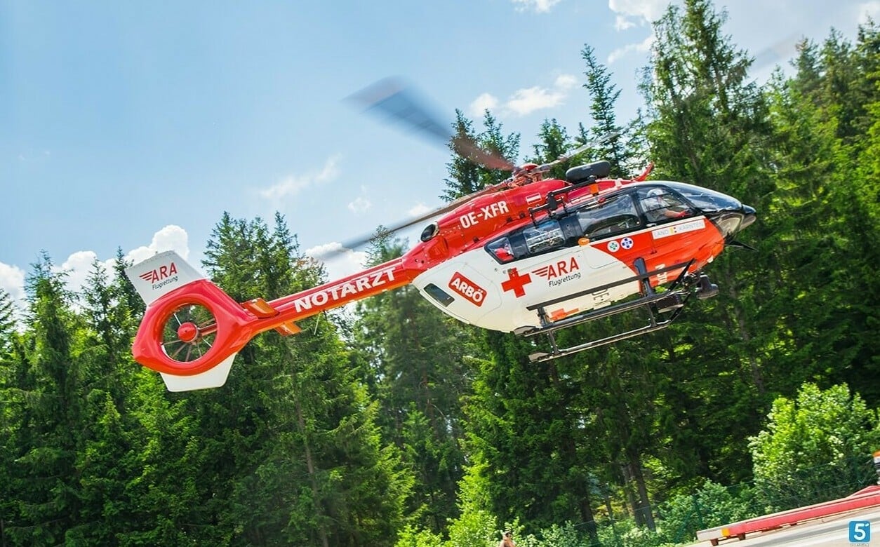 Der verletzte Arbeiter wurde mittels Seil geborgen und vom Rettungshubschrauber ins Klinikum Klagenfurt geflogen.