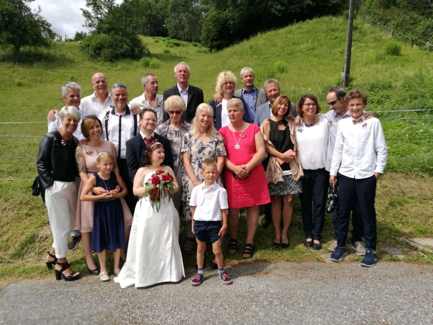 Freunde, Familie und Pflegepersonal war bei der Hochzeit mit dabei.