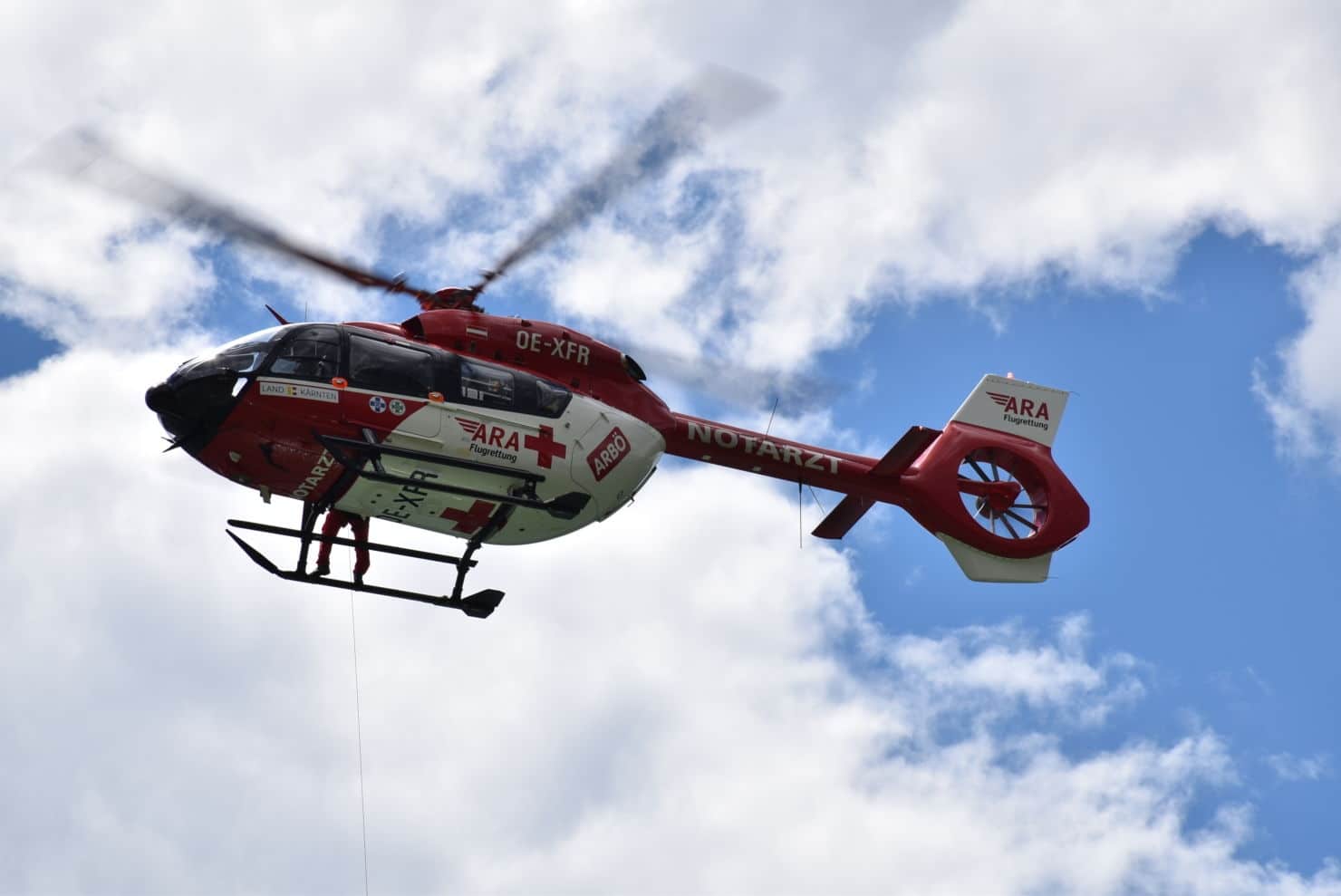Der schwer verletzte 52-Jährige wurde nach medizinischer Erstversorgung vor Ort in das Klinikum Klagenfurt geflogen.