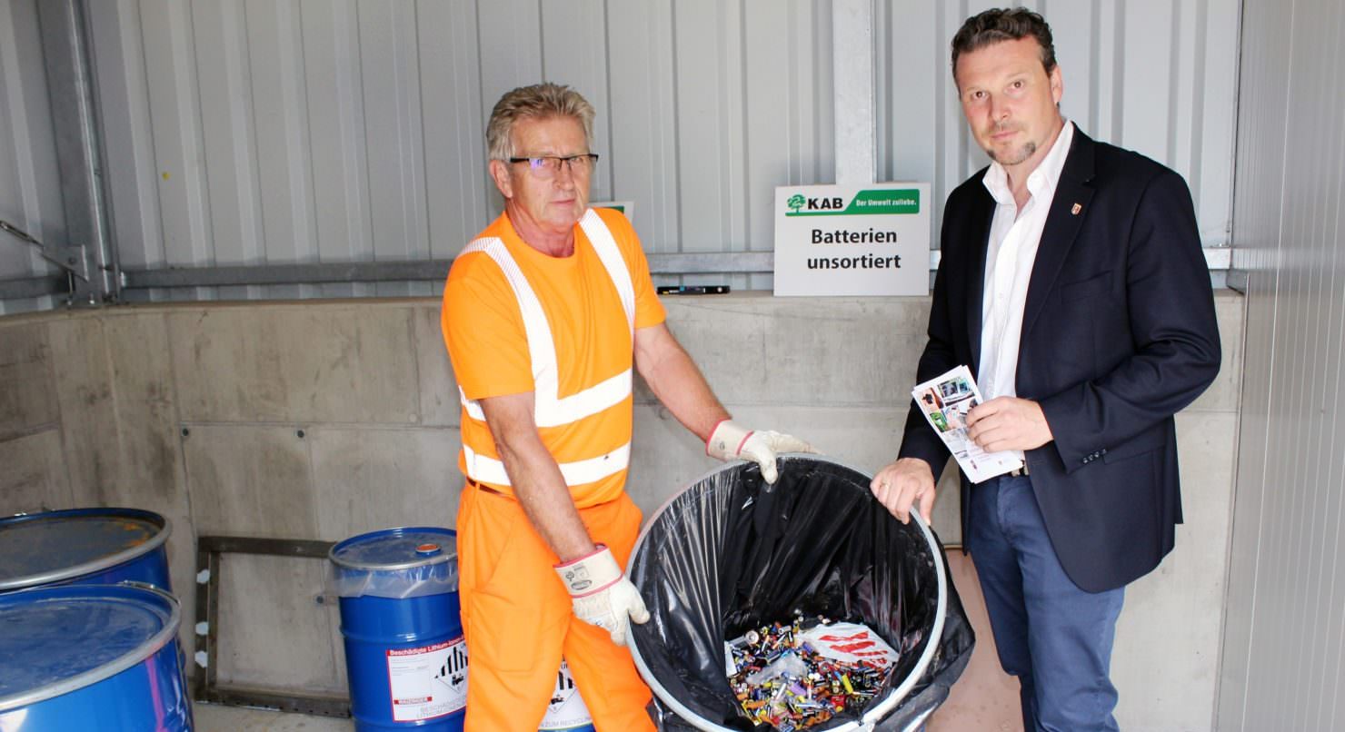 Entsorgungsreferent Stadtrat Wolfgang Germ besichtigt den eigenen Lagerraum für Lithium-Batterien/Akkus bei der ASS Nord.