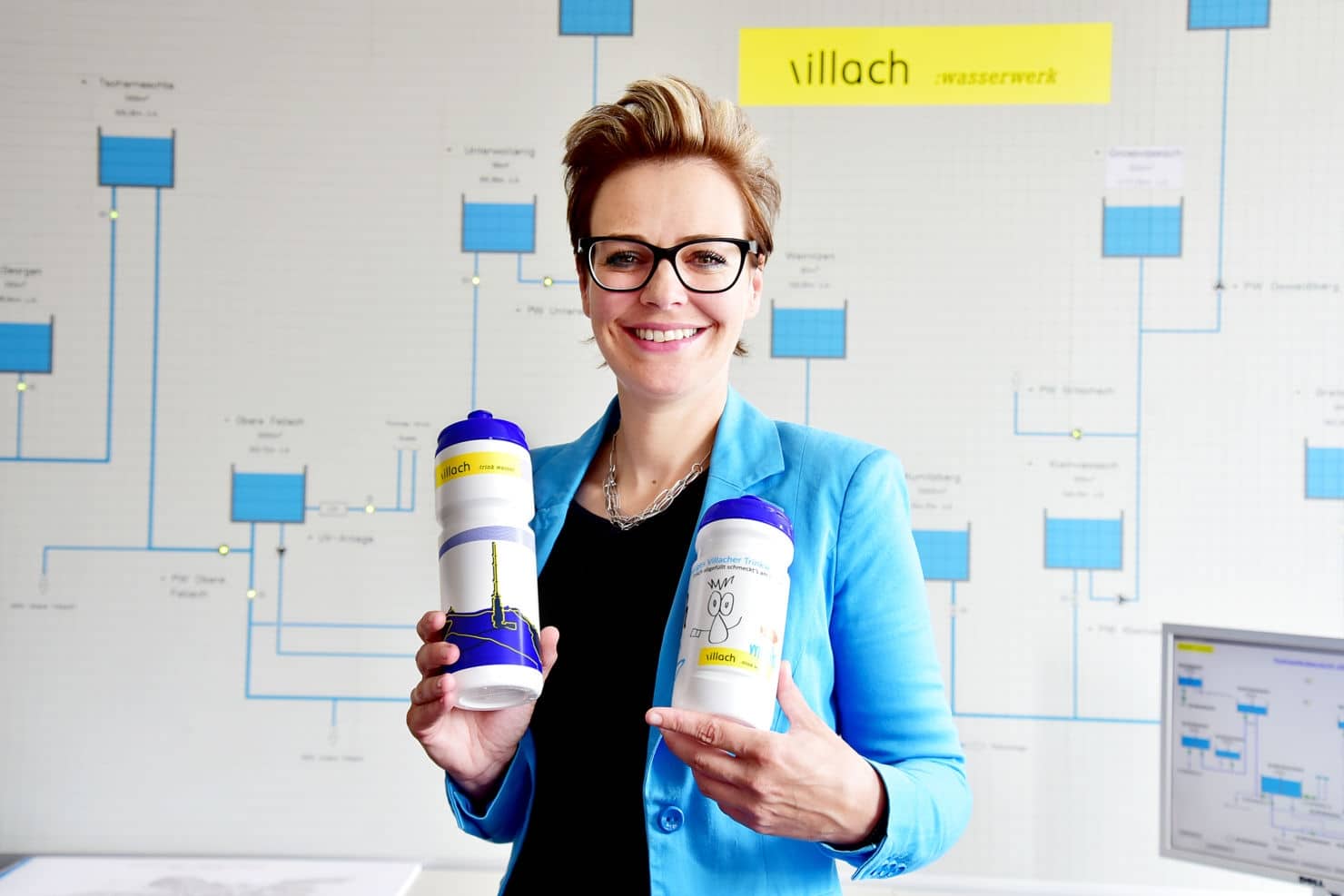 Stadträtin Katharina Spanring präsentiert die neuen Trinkflaschen für die Stadt Villach.