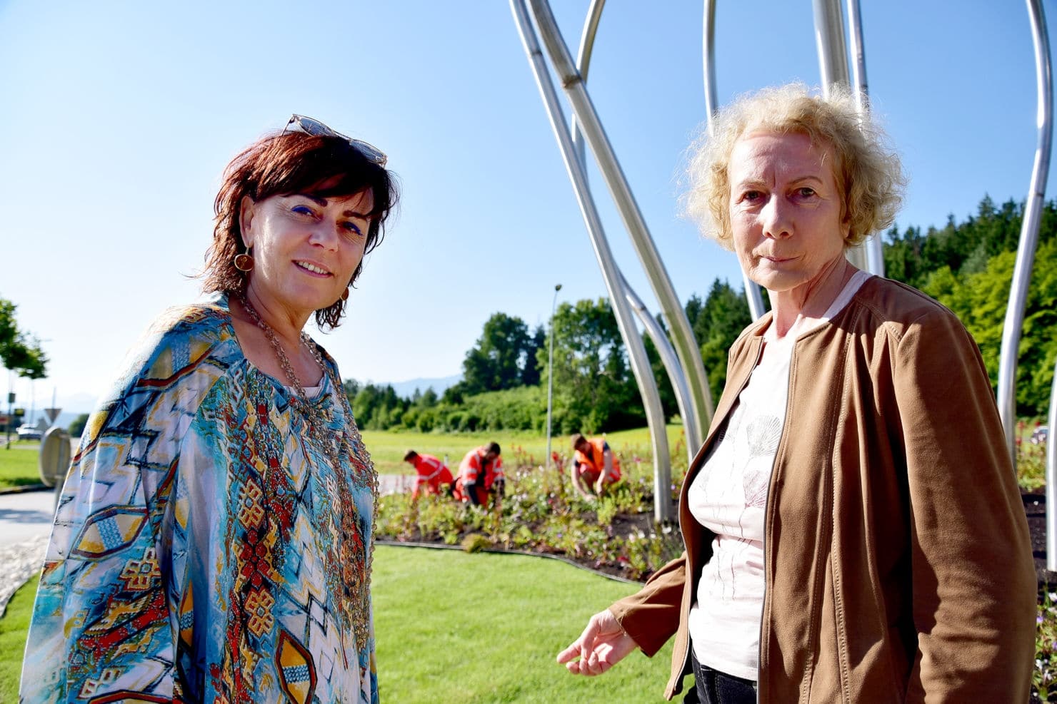 Vizebürgermeisterin Petra Oberrauner und Hannelore Hudezeck präsentieren mit dem Stadtgartenteam den neuen Kreisverkehr.