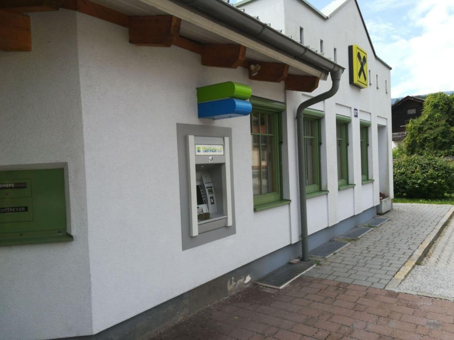 Wahrscheinlich mit Metallhaken brachen die Täter den Bankomaten in Villach auf.