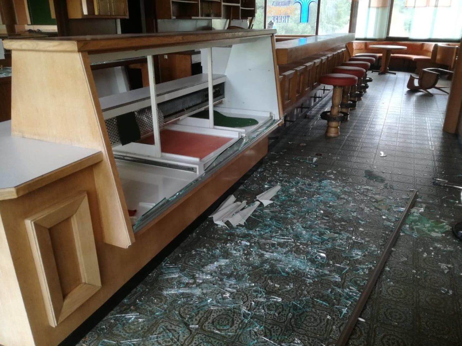 Eine Unzahl an aufgestellten Möbeln wurde von den Tätern beschädigt und umgeworfen sowie die Räumlichkeiten stark verwüstet.