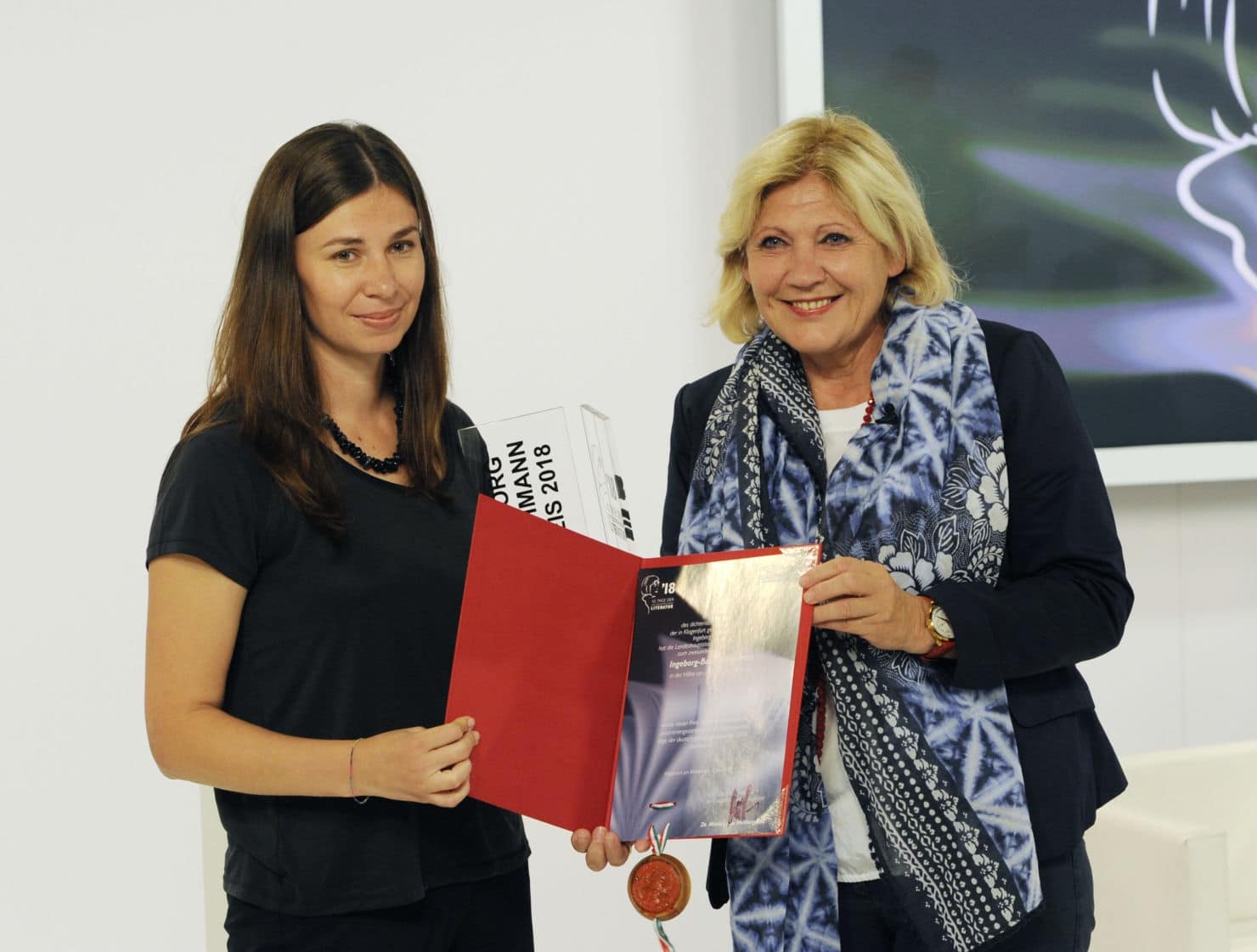 Bürgermeisterin Dr. Maria-Luise Mathiaschitz überreicht die Siegerurkunde zum 42. Ingeborg-Bachmann-Preis an Tanja Maljartschuk.