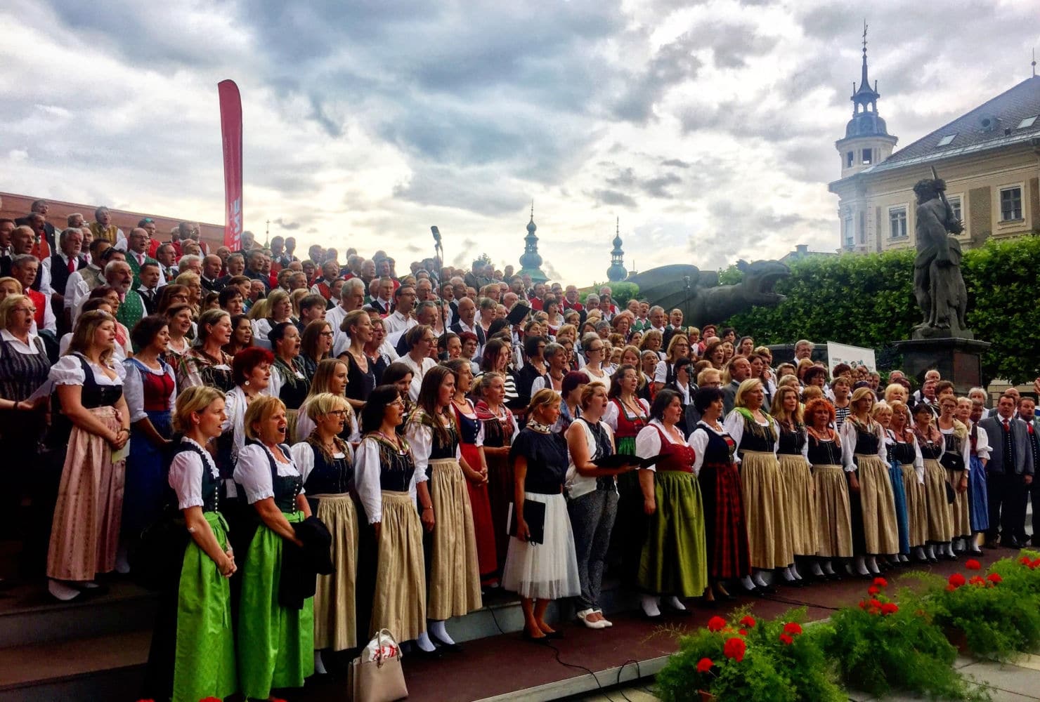 Am kommenden Sonntag, dem 8. Juli 2018, werden wieder 500 Sängerinnen und Sänger den Neuen Platz in Klagenfurt mit schönen Klängen füllen.