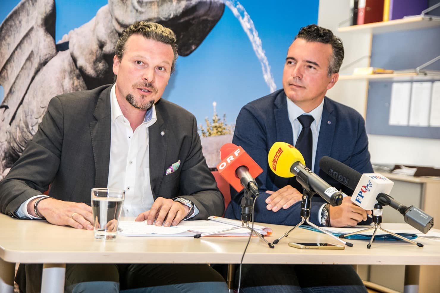 FPÖ Stadtrat Germ und FPÖ Landesparteiobmann Darmann bei der Pressekonferenz am Montag Vormittag.