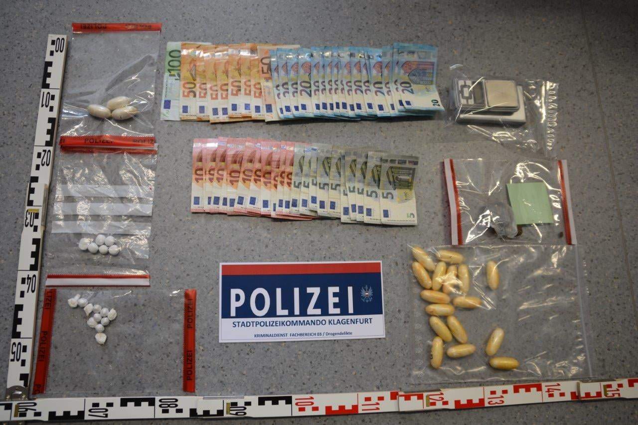 Kokain, Heroin und Cannabis konnten von der Polizei sichergestellt werden. Das Kokain allein hat einen Straßenverkaufswert von mehreren zehntausend  Euro.
